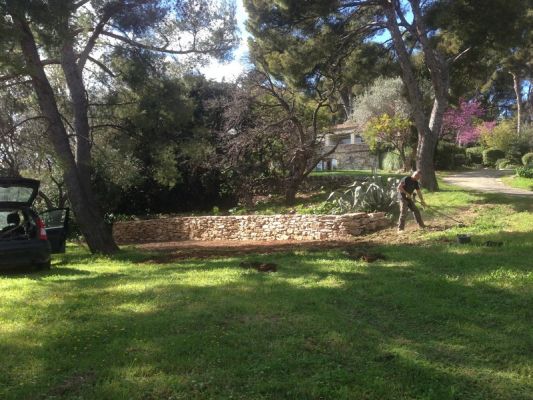 jolie restanque avec murets en pierres sèche sur toulon